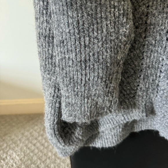 Fashion on Earth Women’s Gray Knit Sweater Size Small V-Neck High-Low Pullover - Picture 2 of 4